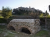 La Fonte del piano con sullo sfondo Cossignano nelle Terre del Piceno