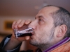 Massimo Giannetti mentre beve il vino da lui prodotto